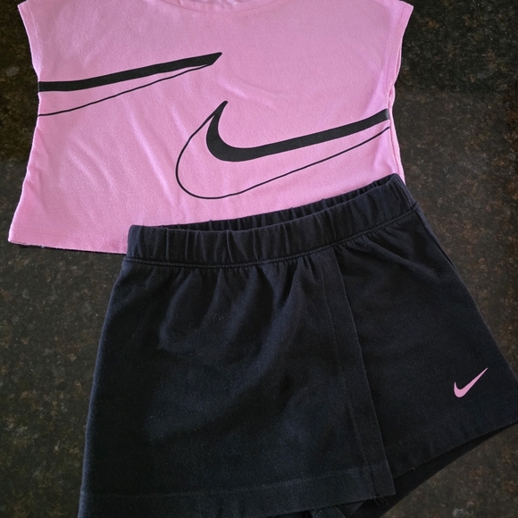 Nike Pink Top and Black Skory Set - Picture 3 of 5